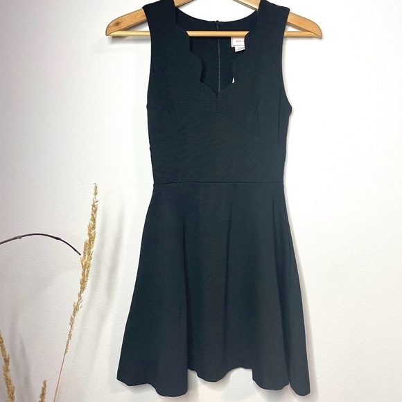 Love...Ady Scalloped V-Neck Mini Fit & Flare Black - Picture 4 of 8